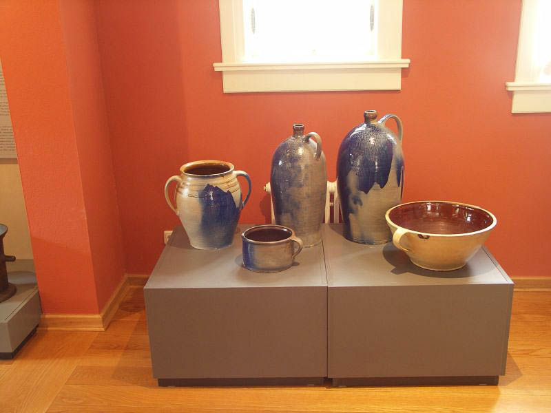 Keramik mit Salzklasur vor einer Wand tonfarben - auch das Farbkonzept des Museums ist durchdacht!