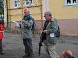 Dank der Wandergruppe an den Wanderleiter vor dem Baumbachhaus in Kranichfeld