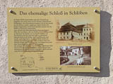 die Erinnerungstafel am ehemaligen Schloss Schlöben, welches ab 1727 dem Adelsgeschlecht derer von Hardenberg gehörte