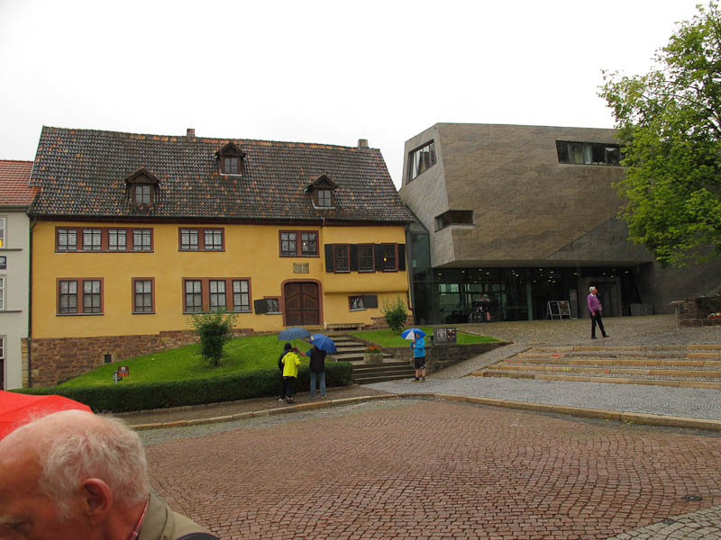 Bachs Geburtshaus aus dem 18. Jhdt. und der Erweiterungsbau des Bachmuseums aus dem 21. Jhdt. des Architekten  Prof. Penkhues, Kassel