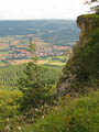 Blick über die Klippe des Heldrasteines auf den Ort Heldra im Hessischen  Land