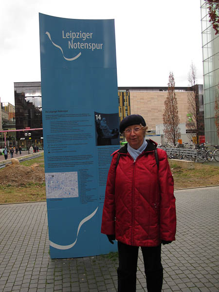 Ortrud freut sich auf die "Leipziger Notenspur" an unserem Start vor dem Kunstmuseum Leipzig ...