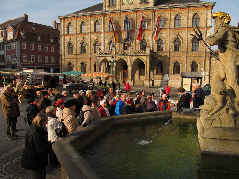 Beginn unserer Brunnenwanderung in Weimar am Neptunbrunnen auf dem Markt der Stadt