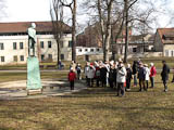 der Spiegelbrunnen wurde zu Ehren Wildenbruchs errichtet - kurz vor den historischen Friedhof Weimars