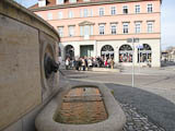 der Wielandbrunnen wurde nach einer Odyssee des Brunnenbeckens wieder nach der Rekonstruktion des Wielandplatzes 2014 aufgestellt