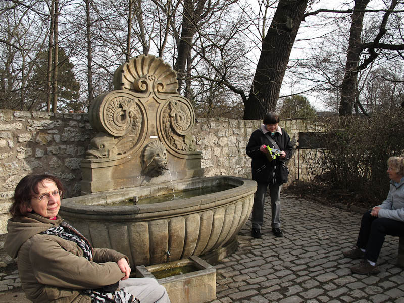 der Muschelbrunnen von 1847 stand ehemals in der Schwanseestra?e in der N?he der Alten Post - umgesetzt 1860 - nach Vandalismusschaden 2004 wieder aufgestellt