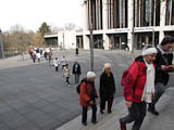 der "Lindwurm" der Gruppe durch den Weimar-Hallenpark bewegt sich zum Bürgerschulbrunnen