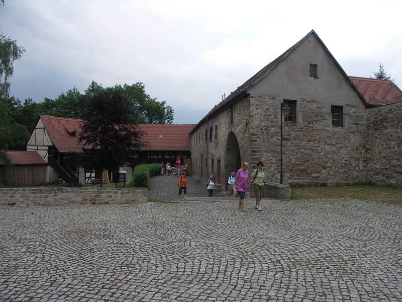 im Schlosshof auf dem Weg von der Kaffeepause zur Kirche Tannroda