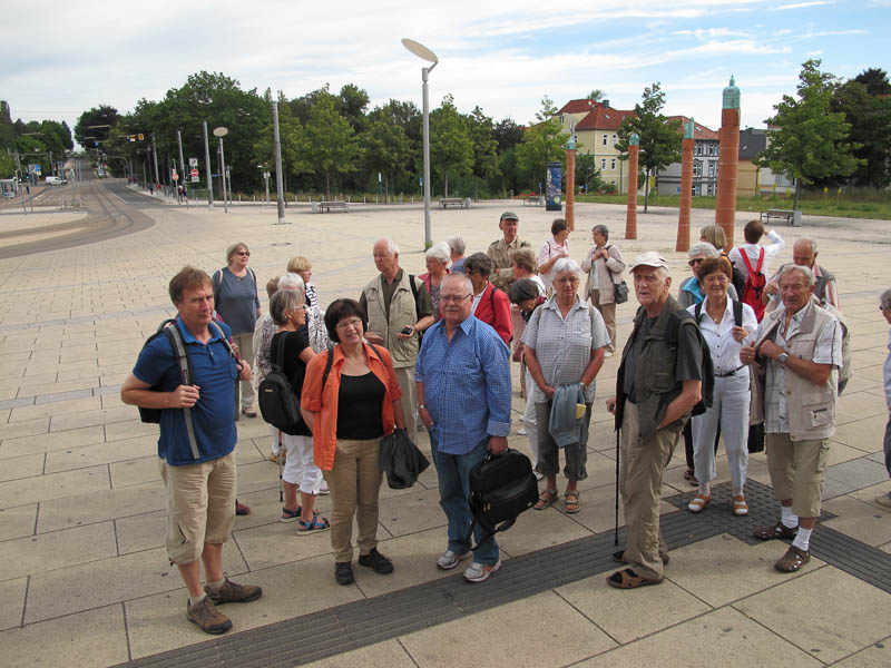 auf dem riesigen Bahnhofsvorplatz von Gotha versammelt sich die LEW zur Exkursion "Cranach - die 2. (3.)"