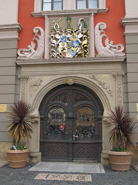 am Rathaus pr?sentiert sich das Gothaer Wappen von 1574