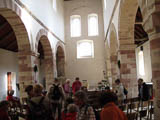 die romanische Basilika nach der Reformation mit Kanzel wird für Hochzeiten genutzt.