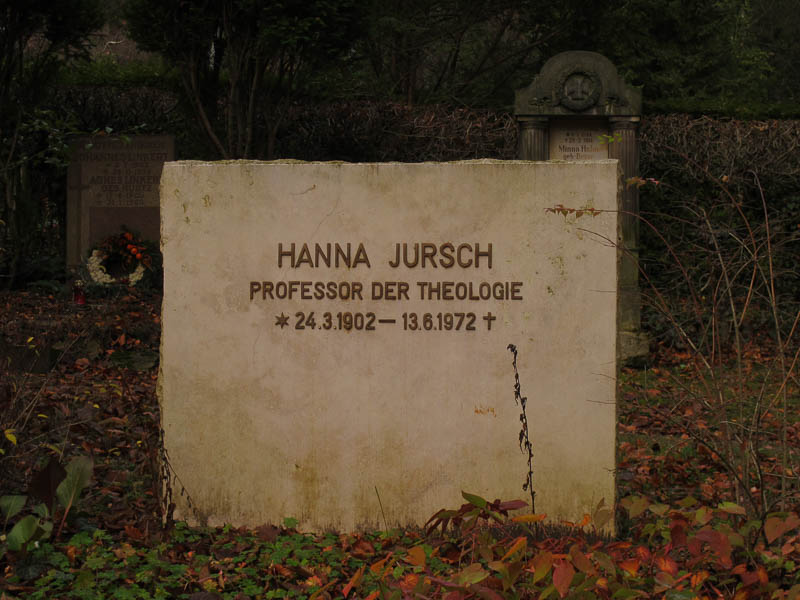 Grab von Hanna Jursch - erste Frau auf einem Professorenstuhl der Theologie