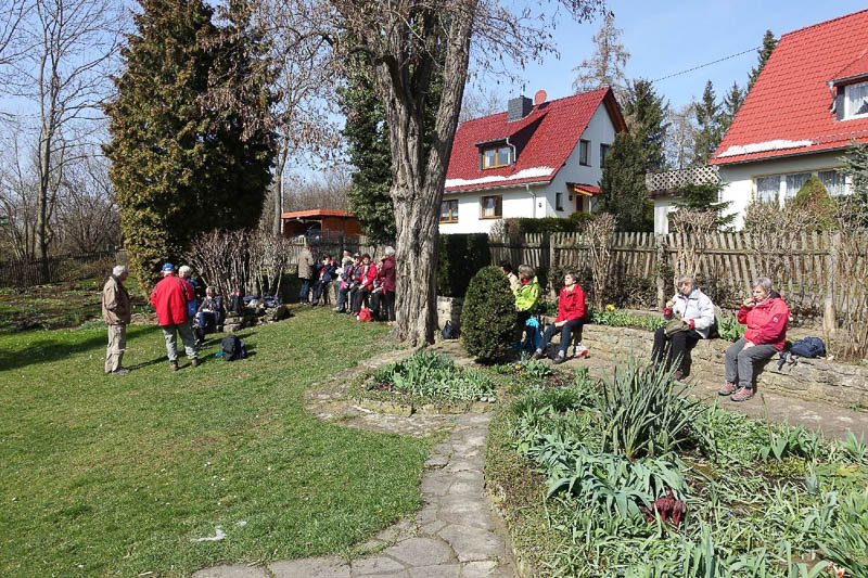 Pause im Garten nach der Fuehrung in Margarethe Reichardts Haus