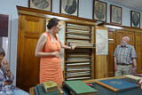 Fr. Dr. Petra Weigel stellt die historische Lagerung der Karten in der "Ahnen-Galerie" des PERTHES-Verlagshauses vor ...