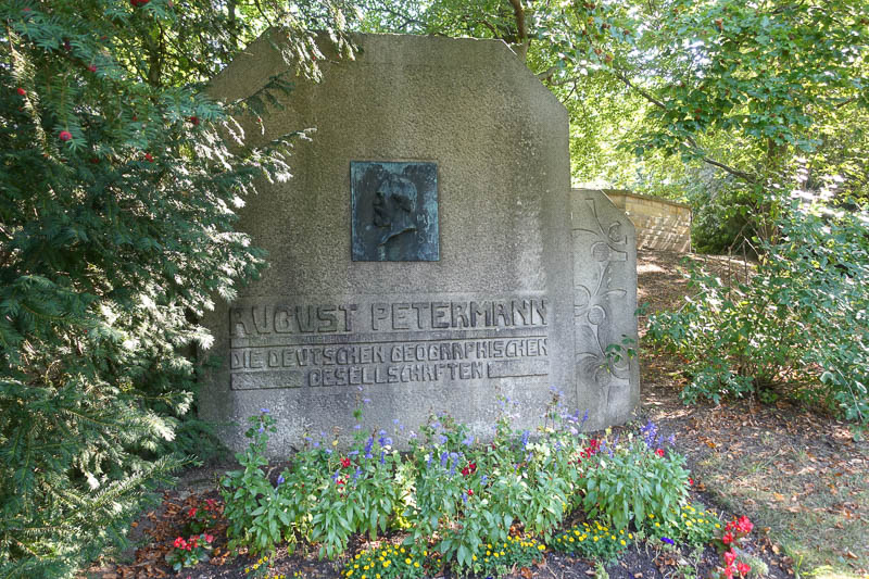 der Gedenkstein fuer August Petermann in historischen Schlosspark in Gotha
