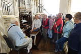 Theophil Heinke, der Organist und Kantor erlaeutert auch die Details der Orgel. Der Kirchenbau hatte einstmals 3000 Taler gekostet, die Orgel dagegen 6000 Taler