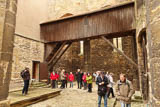 der Holzuebergang ermoeglicht heute noch den Zugang zum  woechentlichen "Handaufzug" des Uhrwerkes im Turm!