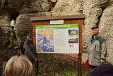 Dr. Bernd Dahm erklaert die scharfe Grenze zwischen Muschelkalk und Buntsandstein an seinem Geburtshaus Felsenmuehle.