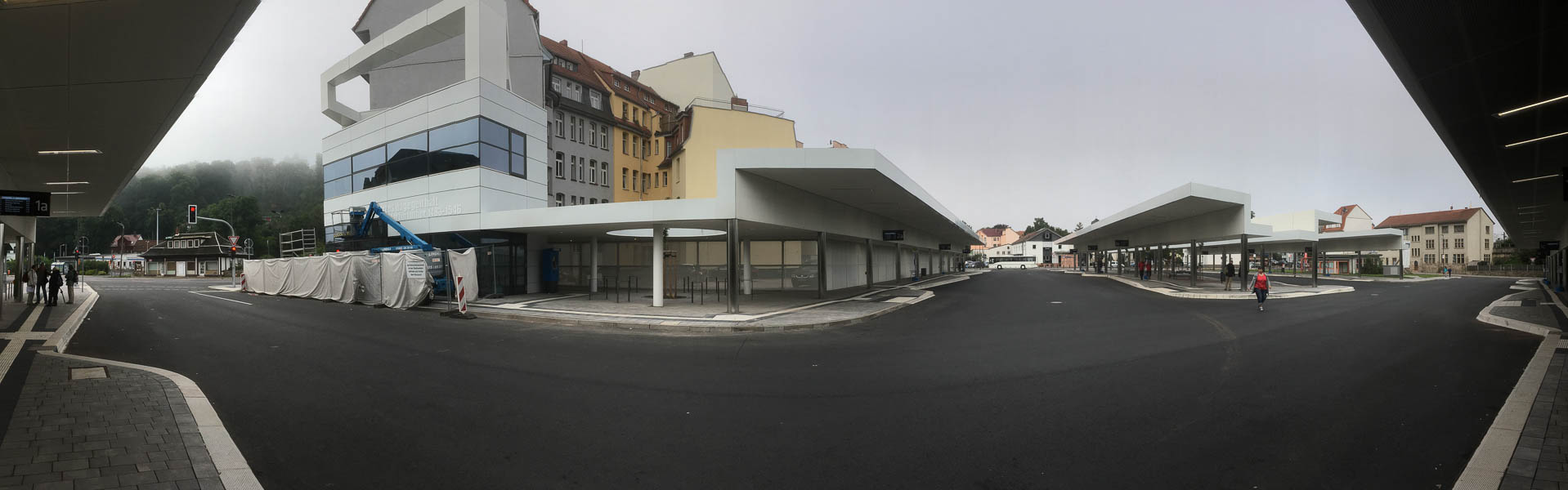 der neue Busbahnhof Eisenach vor der Einweihung - links das alte Busempfangsgebaeude
