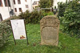 der Floszgrabenstein - hier am Elstermuehlgraben aufgestellt