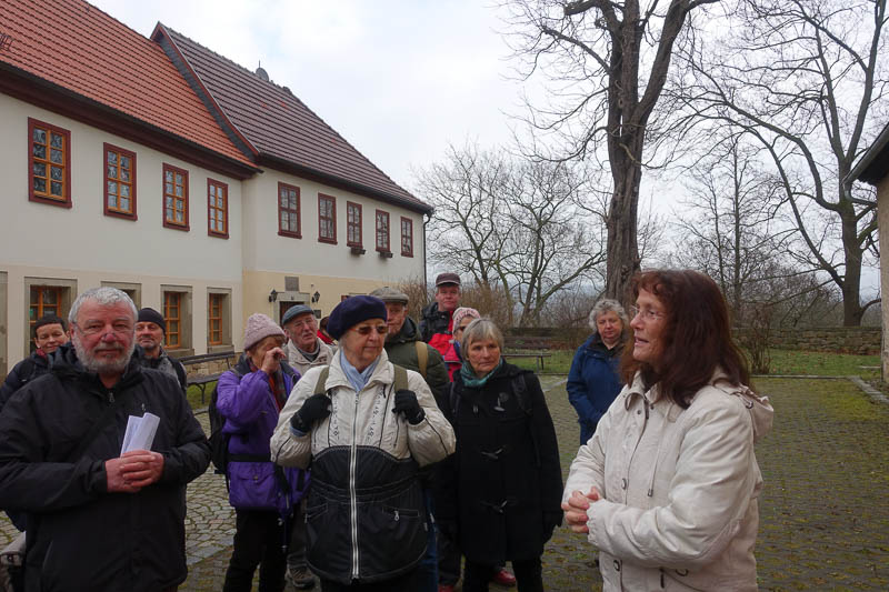 Katechetin Marion Marquardt empfaengt uns im Kirchhof der Gertrudiskirche Saalfeld-Graba