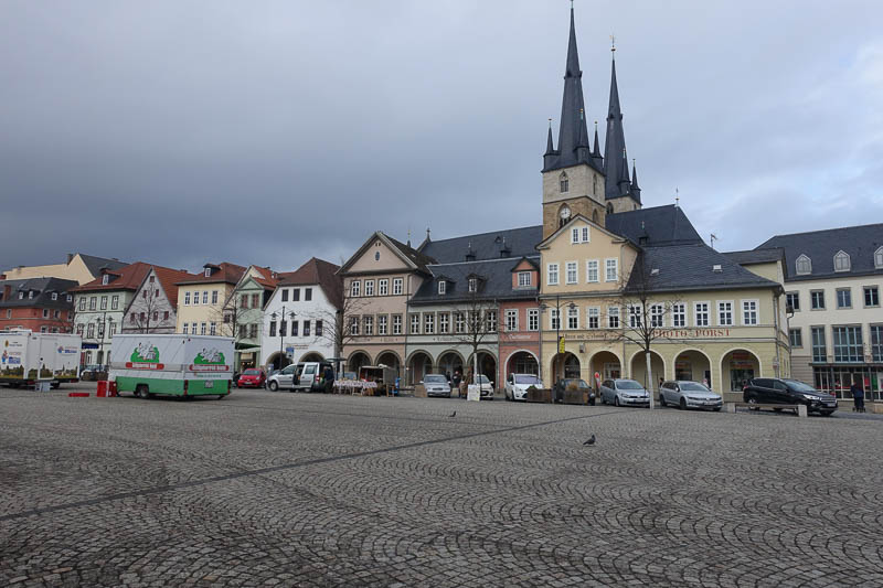groszer Saalfelder Marktplatz - im Hintergrund Stadtkirche St. Johannes