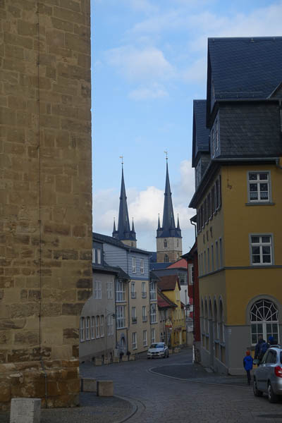 schoener Blick vom Muenzplatz zur Stadtkirche St. Johannes