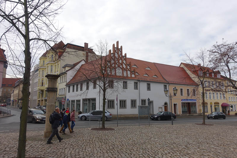Auf dem Michaeliskirchhof mit Säule für Pfr. Brüsewitz und das Renaissancehaus mit Eingang in's "Unterirdische Zeitz".