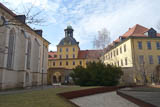 Im Hofbereich des Schlosses links mit katholischen Dom zu Zeitz.