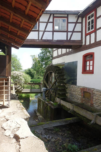 Historischer unterschlächtiges Wasserrad der Mühle!