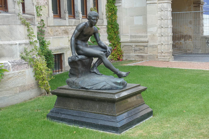 "Neue" Hermes-Skulptur links vom Haupteingang des Schlosses! 