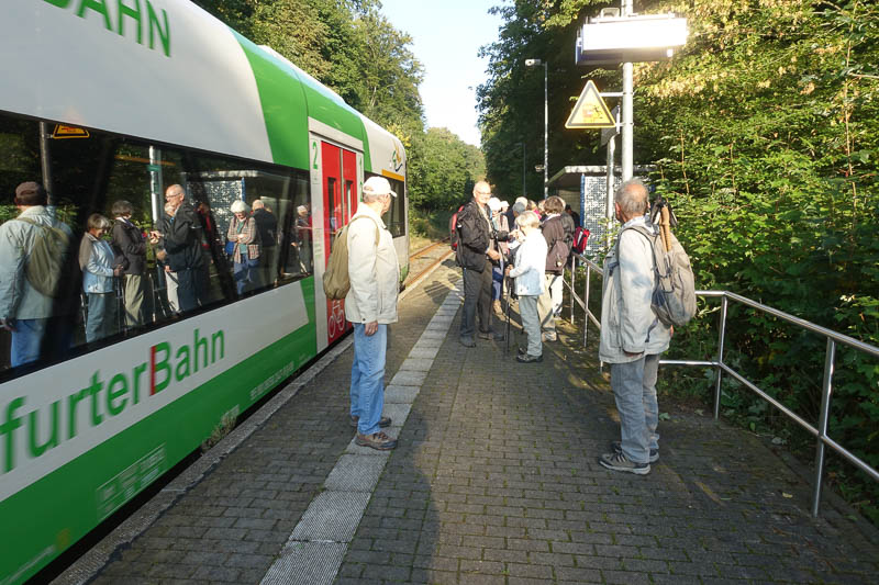 nach einer kurzen Fahrt mit der Bahn beginnt die Exkursion auf dem Haltepunkt Legefeld!