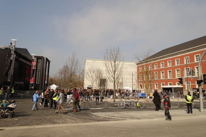 Die Ostseite (Eingangsseite) des Neuen Bauhausmuseums am Tag nach der Eröffnung.