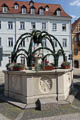  ....auch der schön geschmückte Marktbrunnen mit den Zunftzeichen der Stadt!