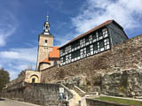 Die Kirchenburg Walldorf von der Zugangsseite des Ortes