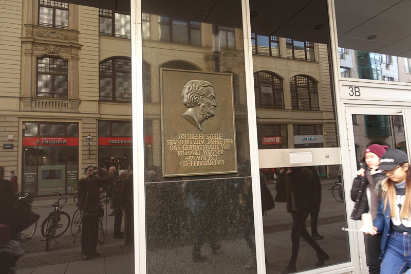 an der Rückfassade des "Kaufhaus Am Brühl" ist die Tafel zum Standort des Geburtshauses R. Wagners !