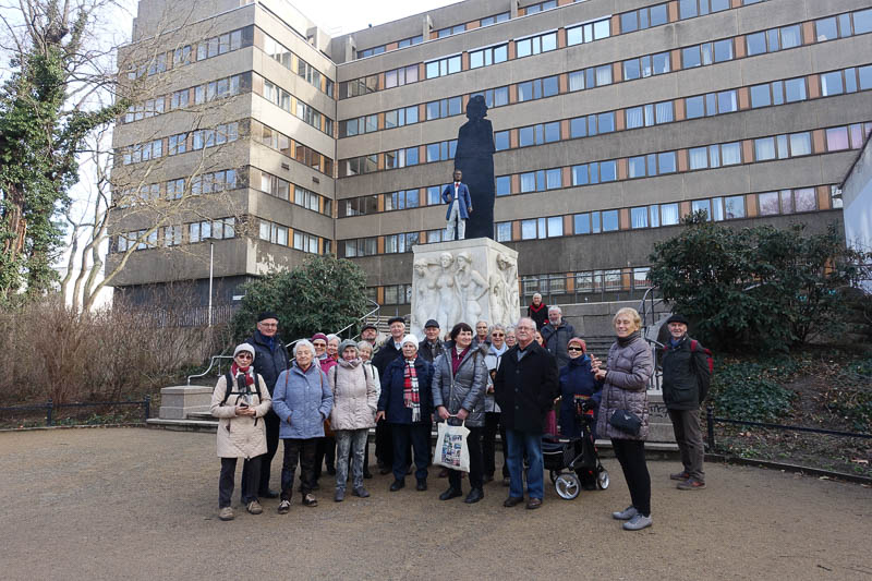 Gruppenbild vor dem R.Wagner-Denkmal.