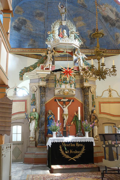 der Kanzelaltar in der Kirche von Ollendorf.