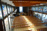 Blick in den Saal von der Orgelempore mit den schönen farbigen Fenstern!